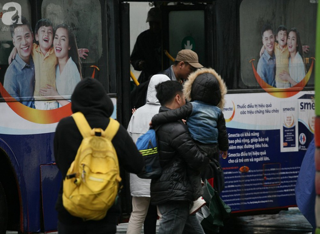 Người Hà Nội vật vã đội mưa và giá rét về quê nghỉ Tết dương lịch-15