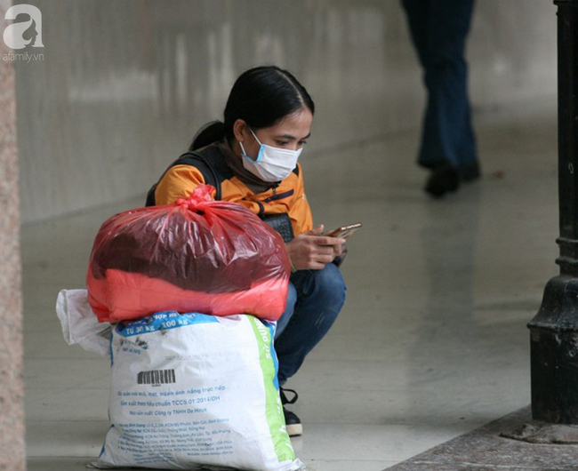 Người Hà Nội vật vã đội mưa và giá rét về quê nghỉ Tết dương lịch-16