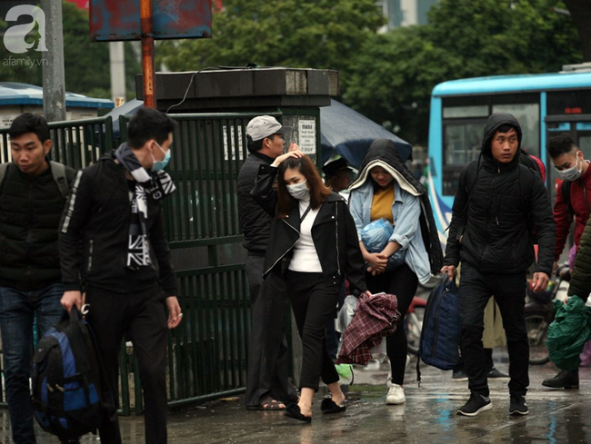 Người Hà Nội vật vã đội mưa và giá rét về quê nghỉ Tết dương lịch-17