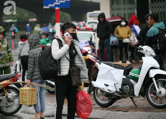 Người Hà Nội vật vã đội mưa và giá rét về quê nghỉ Tết dương lịch-18