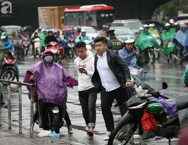 Người Hà Nội vật vã đội mưa và giá rét về quê nghỉ Tết dương lịch-19