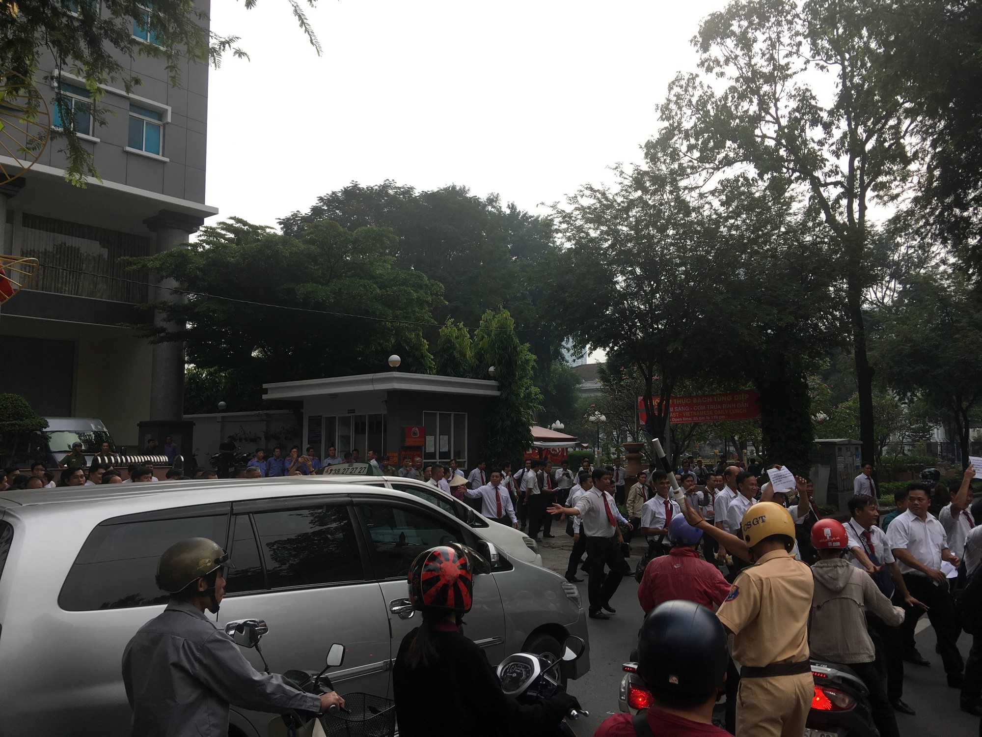 Vụ Vinasun kiện Grab đòi 41,2 tỷ đồng: Toà buộc Grab bồi thường 4,8 tỷ đồng, tài xế Vina hát náo loạn”-7