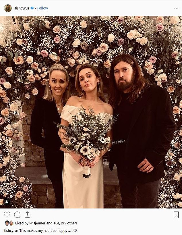 Bố Miley Cyrus chia sẻ thêm những khoảnh khắc giản dị mà tràn ngập cảm xúc trong đám cưới của con gái-4