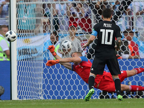 Ngắm mỹ nhân bốc lửa đang khiến các cổ động viên Barcelona mê mệt-5