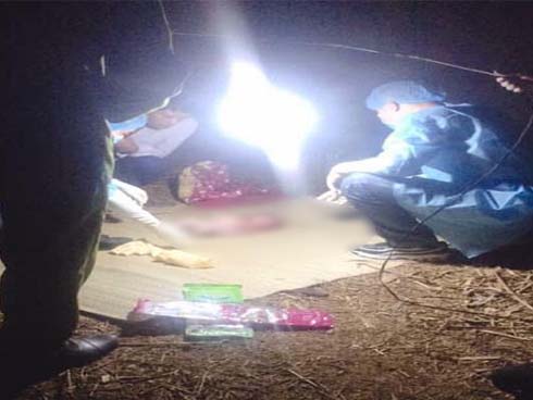 Phát hiện thi thể đang phân hủy, tay trái có dòng chữ không có gì để mất trên bãi bồi sông Hồng ngày đầu năm-2