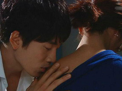 Ngủ dậy sau đêm tân hôn, tôi sốc đến nỗi ngã xuống đất sau khi nhìn sang cô vợ đang nằm cạnh mình-3