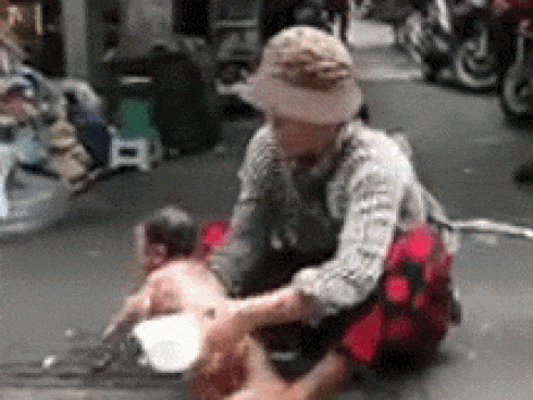 Câu chuyện sau bức ảnh hai đứa trẻ lem luốc, ôm nhau ngủ trên vỉa hè giáp Tết làm trái tim người mẹ nhói đau-2