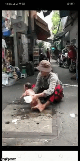 Phẫn nộ cảnh người phụ nữ ngồi giữa đường, dội nước vào đứa trẻ còn đỏ hỏn-2