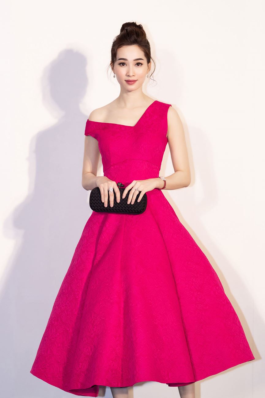 Hoa hậu Thu Thảo tái xuất sau sinh con, vẫn đẹp tựa thần tiên tỷ tỷ-1