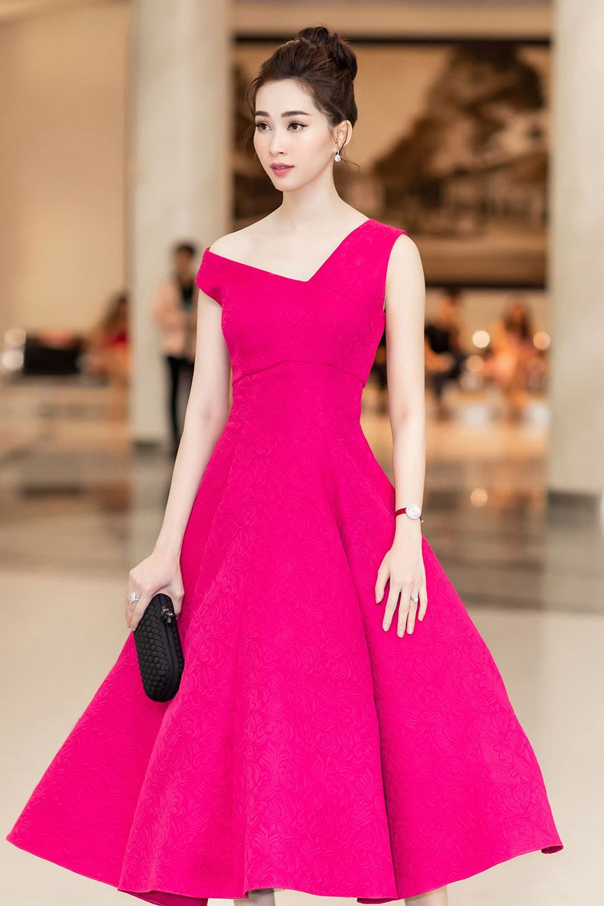 Hoa hậu Thu Thảo tái xuất sau sinh con, vẫn đẹp tựa thần tiên tỷ tỷ-2