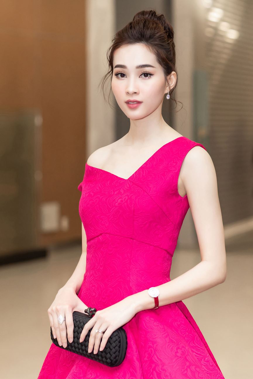 Hoa hậu Thu Thảo tái xuất sau sinh con, vẫn đẹp tựa thần tiên tỷ tỷ-4