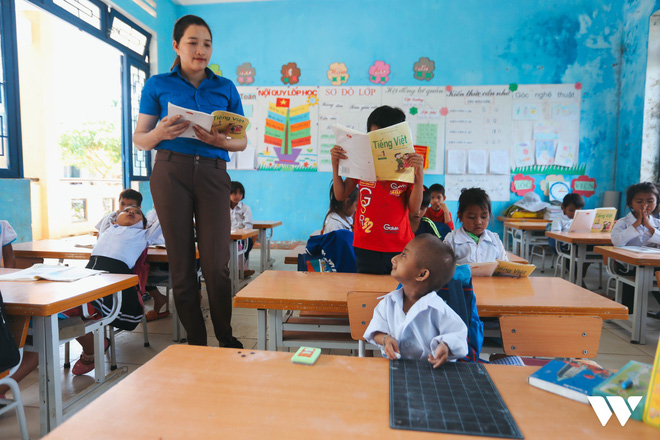 Thầy khổng lồ và bé tí hon giữa núi rừng Quảng Ngãi: Chuyện cổ tích của tình yêu thương-20