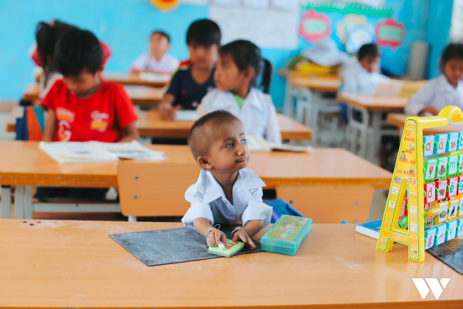 Thầy khổng lồ và bé tí hon giữa núi rừng Quảng Ngãi: Chuyện cổ tích của tình yêu thương-19