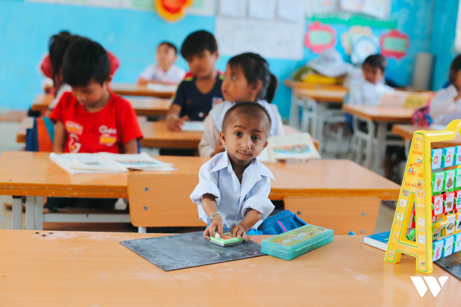 Thầy khổng lồ và bé tí hon giữa núi rừng Quảng Ngãi: Chuyện cổ tích của tình yêu thương-18