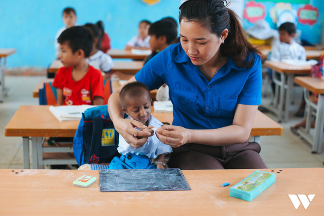 Thầy khổng lồ và bé tí hon giữa núi rừng Quảng Ngãi: Chuyện cổ tích của tình yêu thương-17