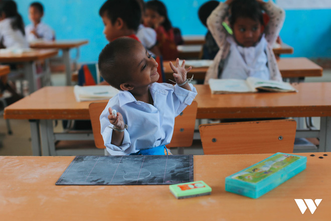 Thầy khổng lồ và bé tí hon giữa núi rừng Quảng Ngãi: Chuyện cổ tích của tình yêu thương-16