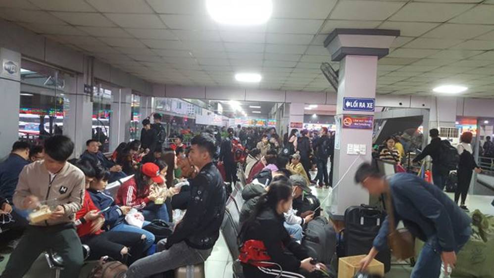 Bến xe, đường phố nghẹt thở vì dân ùn ùn về quê nghỉ Tết dương lịch-1
