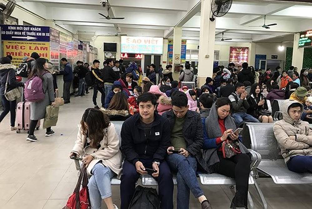 Bến xe, đường phố nghẹt thở vì dân ùn ùn về quê nghỉ Tết dương lịch-4