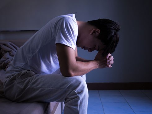 Ngủ dậy sau đêm tân hôn, tôi sốc đến nỗi ngã xuống đất sau khi nhìn sang cô vợ đang nằm cạnh mình