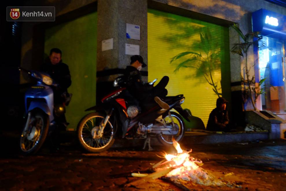 Xót xa cảnh người vô gia cư trùm chăn ngủ vỉa hè trong cái lạnh thấu xương giữa đêm đông Hà Nội-1