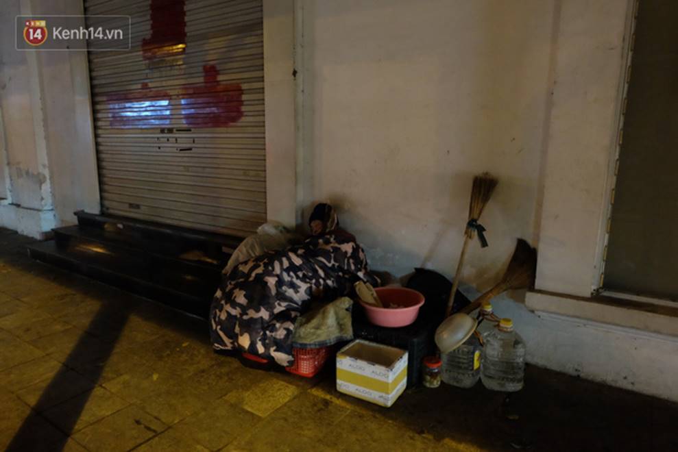 Xót xa cảnh người vô gia cư trùm chăn ngủ vỉa hè trong cái lạnh thấu xương giữa đêm đông Hà Nội-2