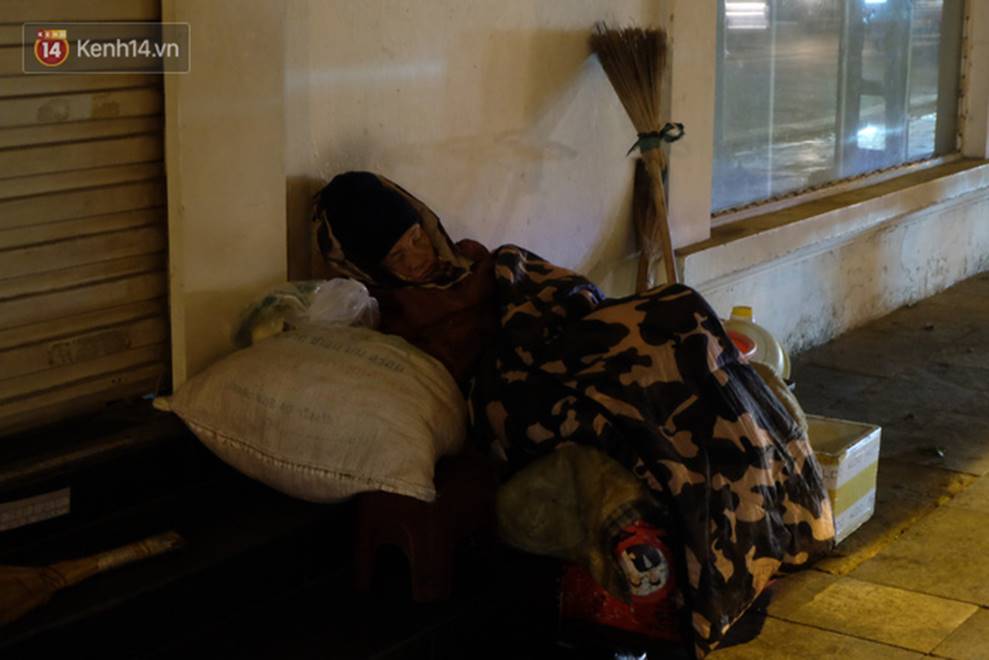 Xót xa cảnh người vô gia cư trùm chăn ngủ vỉa hè trong cái lạnh thấu xương giữa đêm đông Hà Nội-3