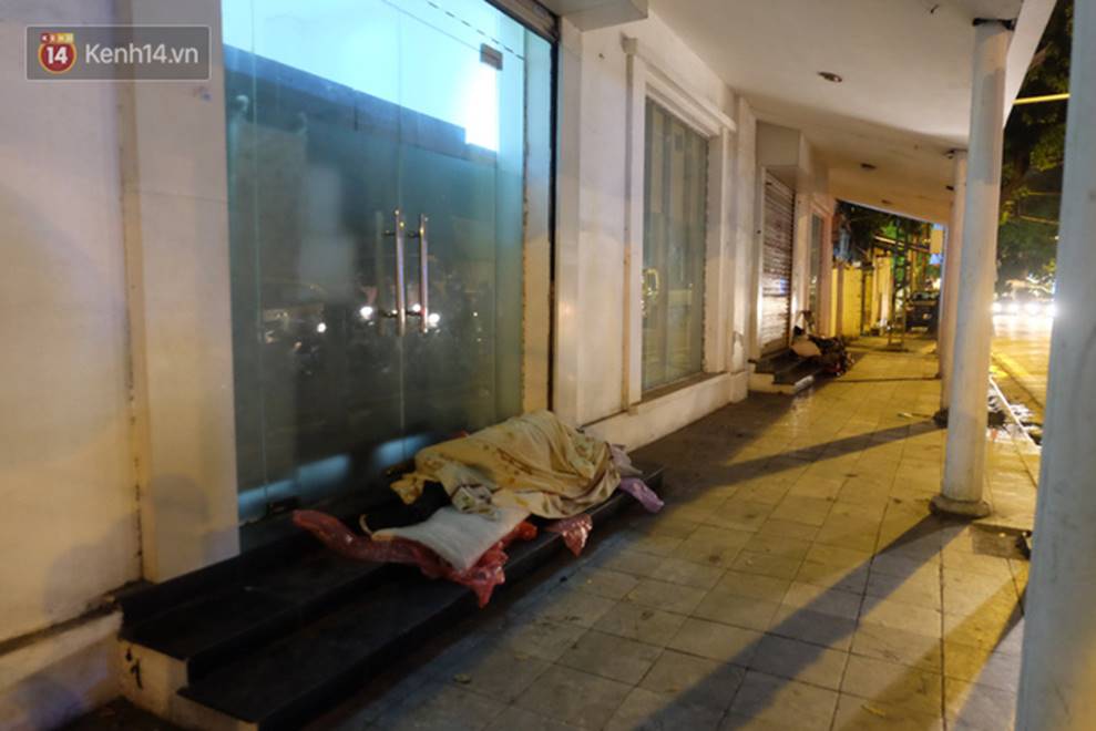 Xót xa cảnh người vô gia cư trùm chăn ngủ vỉa hè trong cái lạnh thấu xương giữa đêm đông Hà Nội-4