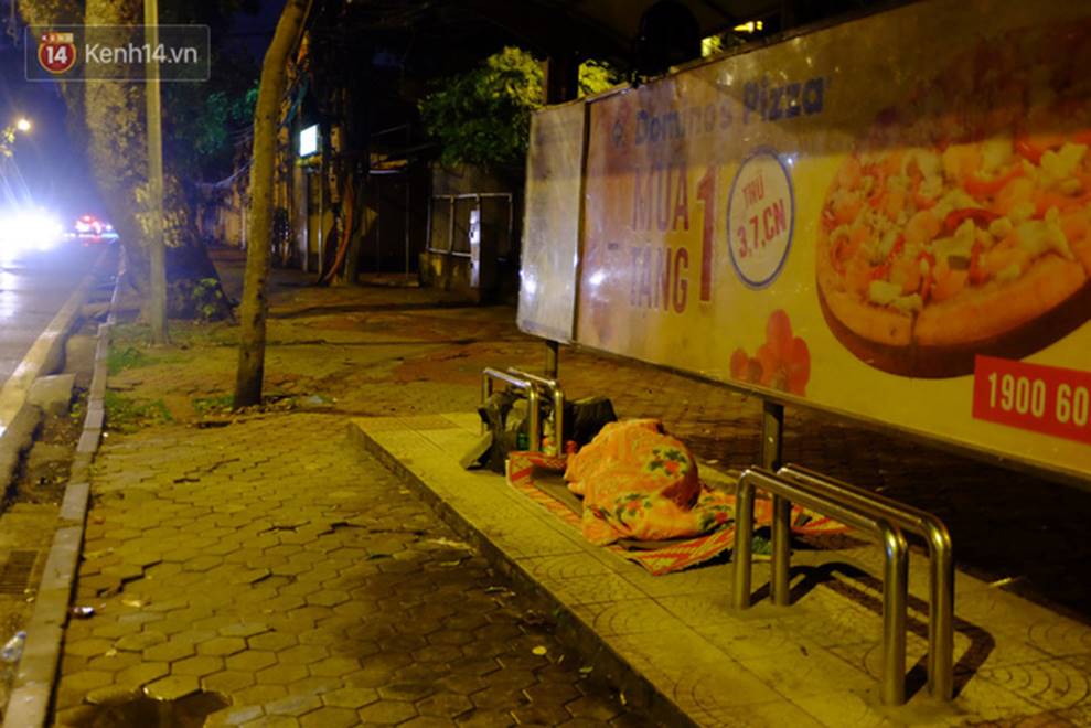 Xót xa cảnh người vô gia cư trùm chăn ngủ vỉa hè trong cái lạnh thấu xương giữa đêm đông Hà Nội-5