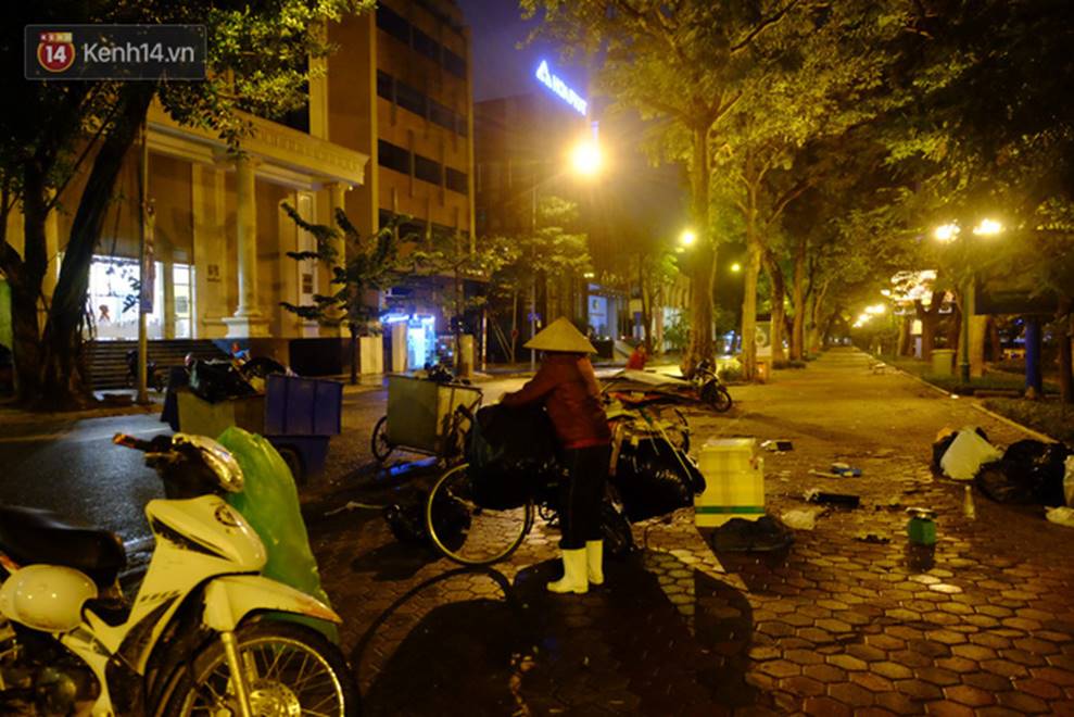 Xót xa cảnh người vô gia cư trùm chăn ngủ vỉa hè trong cái lạnh thấu xương giữa đêm đông Hà Nội-8