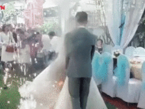 Clip: Váy cô dâu bén lửa do pháo sáng đốt tại tiệc cưới khiến nhiều người thót tim