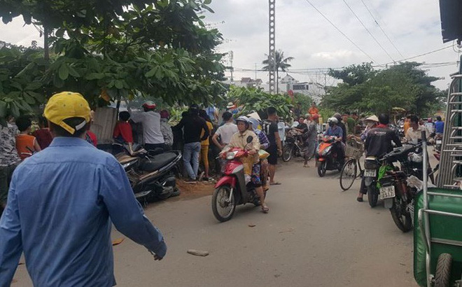 Để lại xe máy, người phụ nữ lao vào tàu hỏa tự sát ở Sài Gòn-1