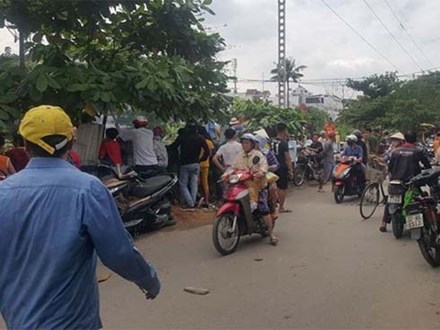 Để lại xe máy, người phụ nữ lao vào tàu hỏa tự sát ở Sài Gòn
