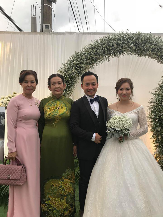 Vợ chồng rapper Tiến Đạt rạng ngời trong hôn lễ riêng tư, nhưng chi tiết này mới khiến người hâm mộ bàn tán-2