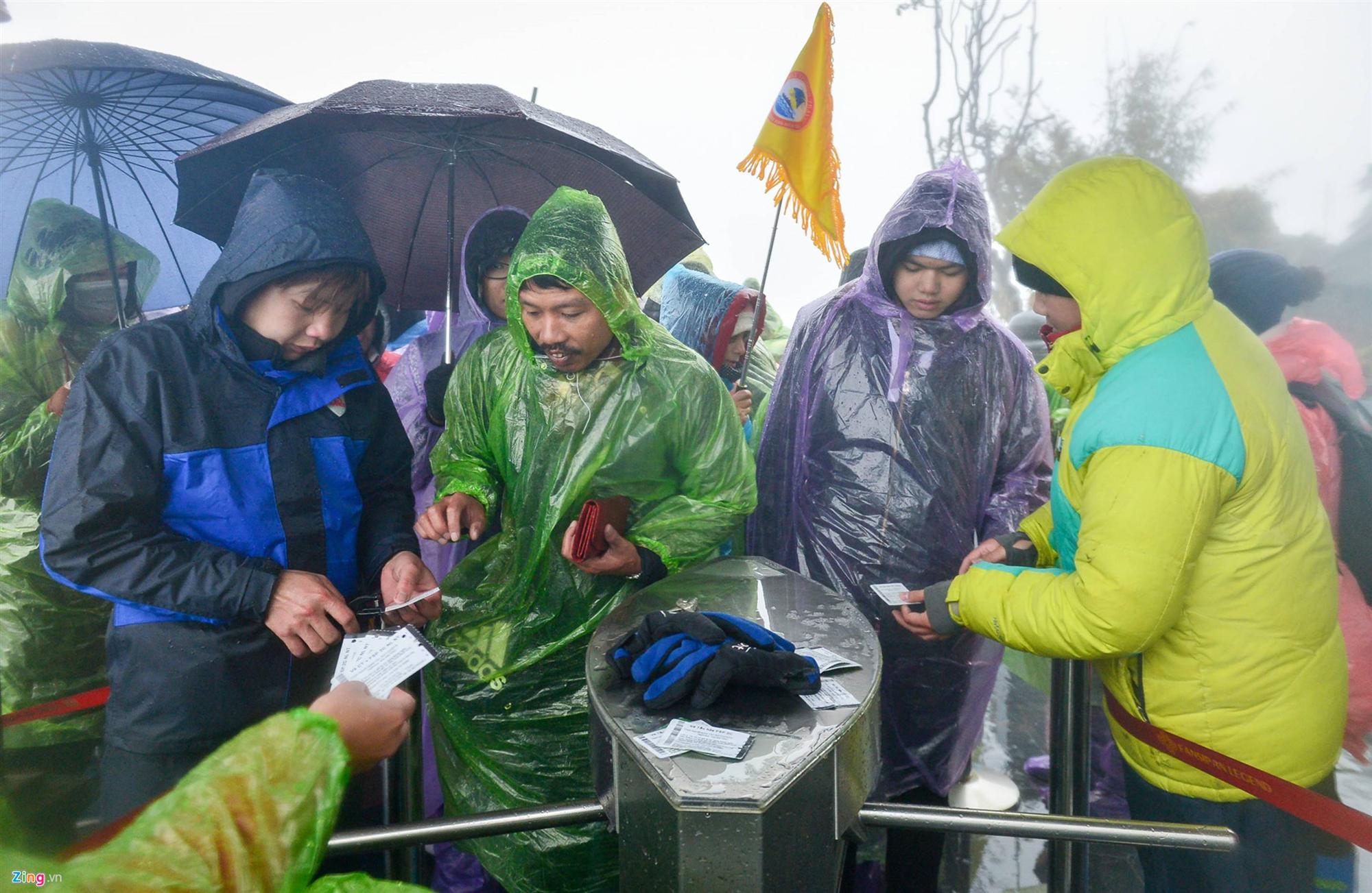 Hàng nghìn người lên đỉnh Fansipan dưới mưa rét -4 độ C-3