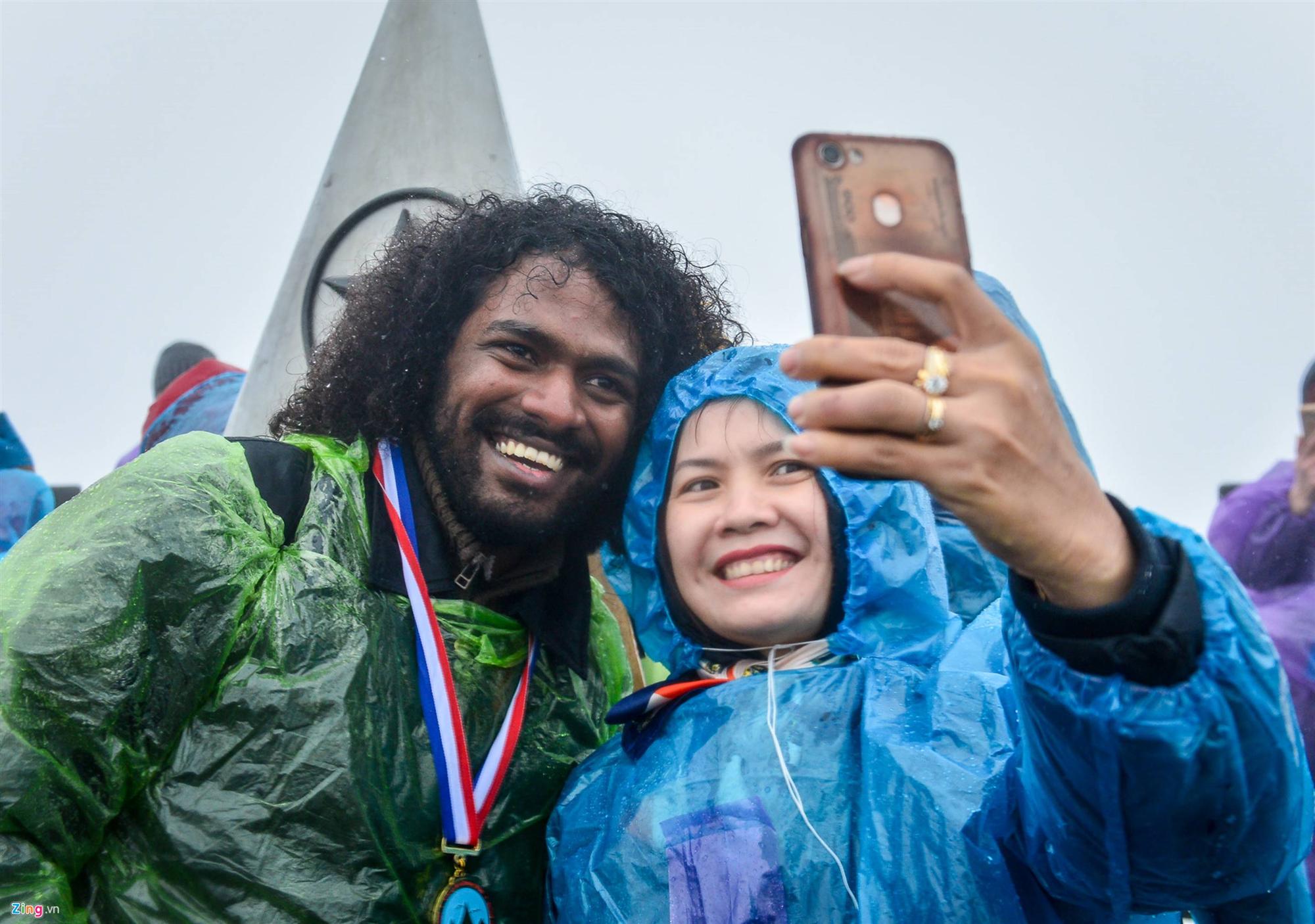 Hàng nghìn người lên đỉnh Fansipan dưới mưa rét -4 độ C-10