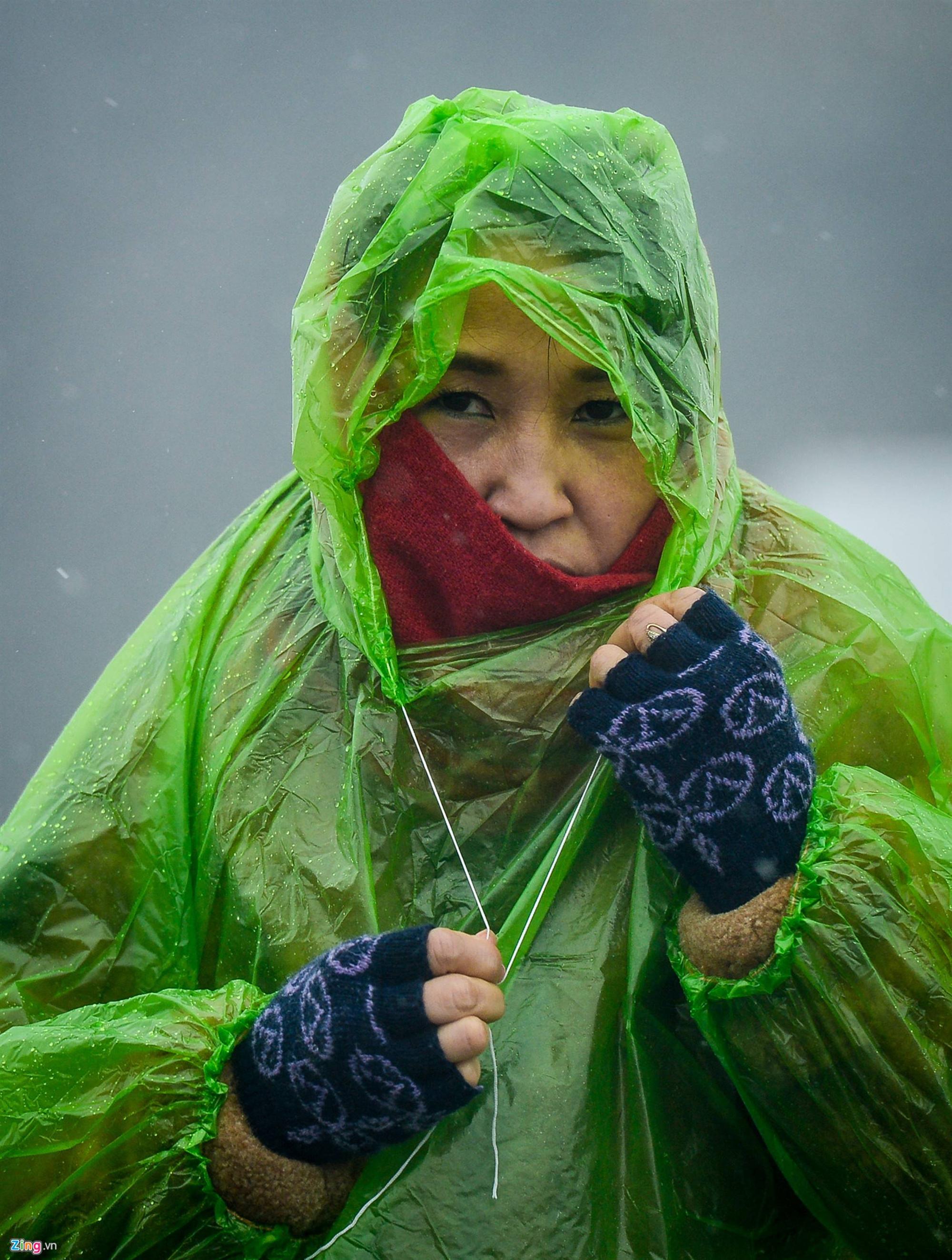 Hàng nghìn người lên đỉnh Fansipan dưới mưa rét -4 độ C-6