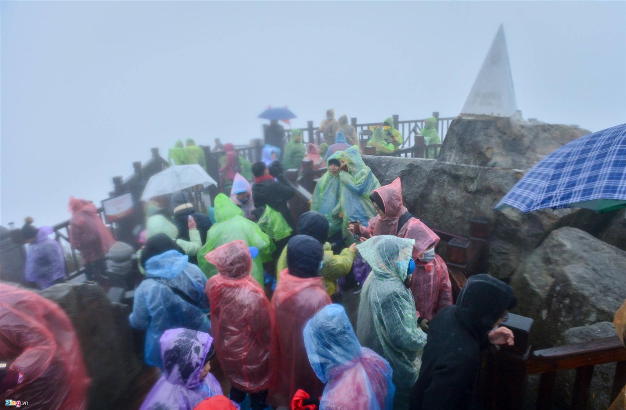 Hàng nghìn người lên đỉnh Fansipan dưới mưa rét -4 độ C-8