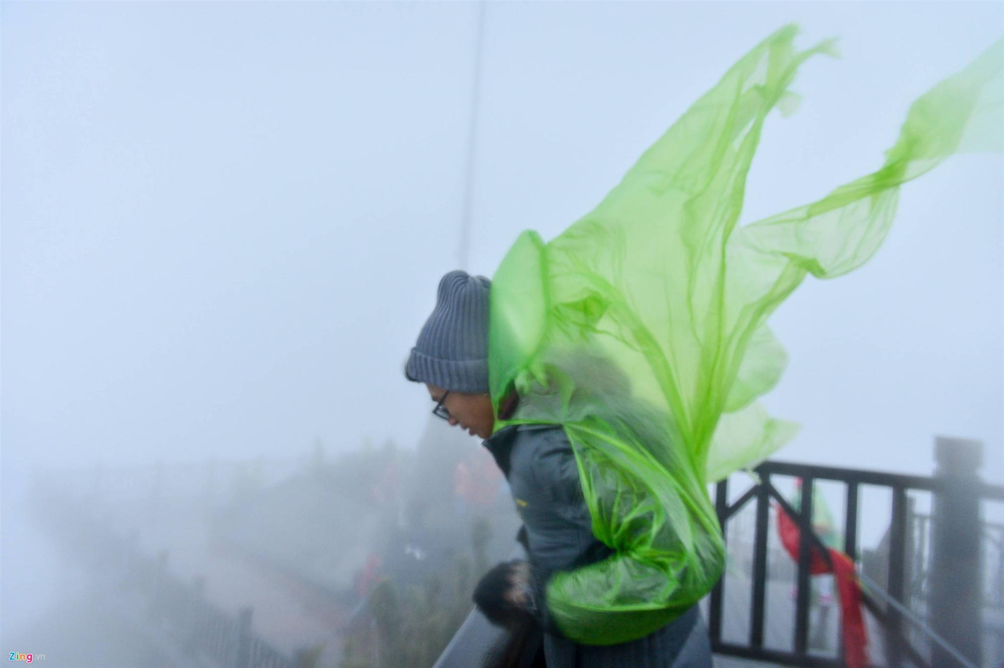 Hàng nghìn người lên đỉnh Fansipan dưới mưa rét -4 độ C-9