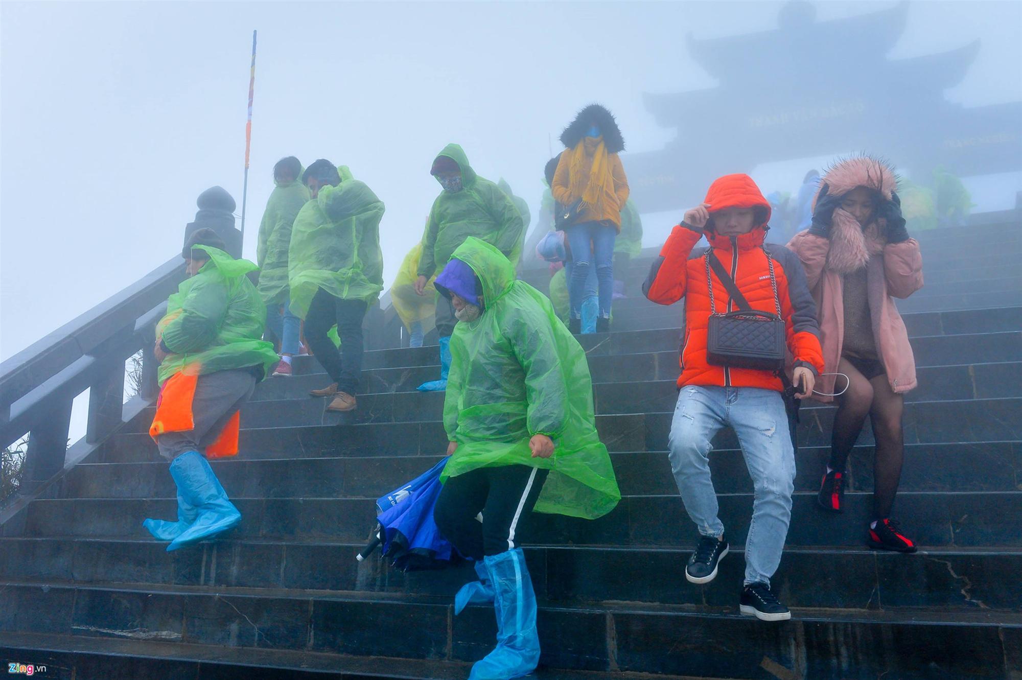 Hàng nghìn người lên đỉnh Fansipan dưới mưa rét -4 độ C-12