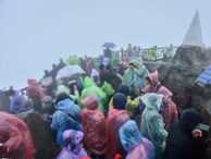 Hàng nghìn người lên đỉnh Fansipan dưới mưa rét -4 độ C