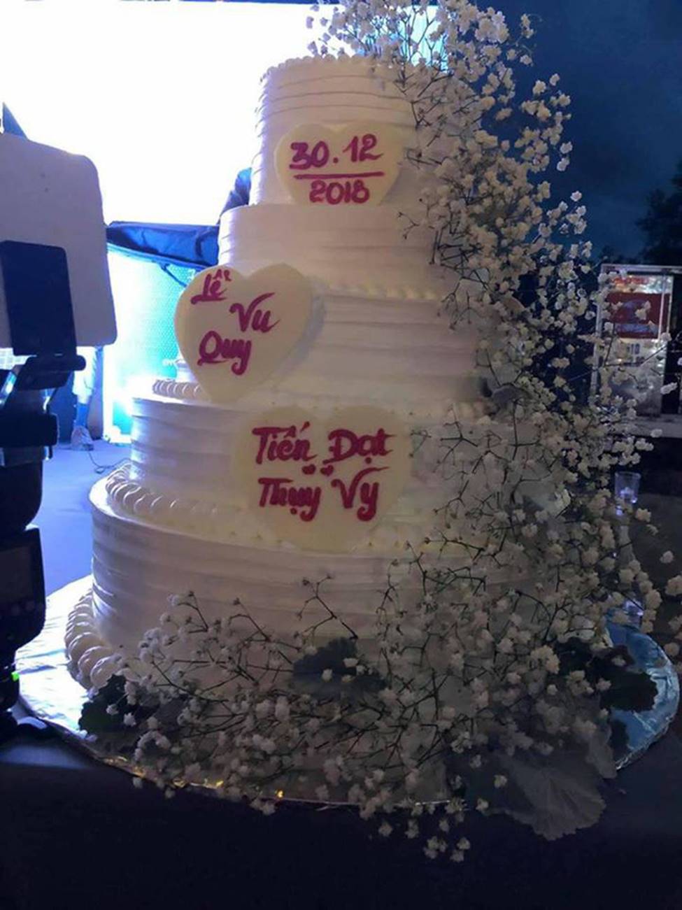 Tiến Đạt bảnh bao, vừa hát vừa dắt tay cô dâu Thụy Vy vào tiệc vu quy-1