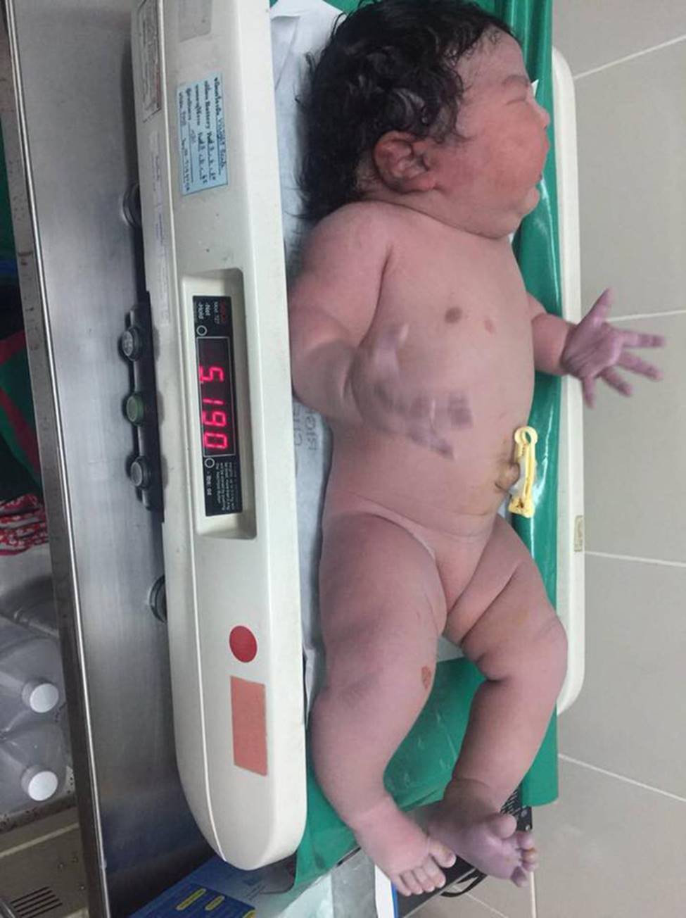 Truy lùng tung tích em bé sơ sinh đẻ thường nặng 5,2kg khiến dân mạng dậy sóng-5