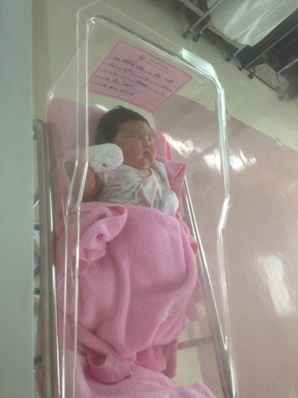 Truy lùng tung tích em bé sơ sinh đẻ thường nặng 5,2kg khiến dân mạng dậy sóng-6