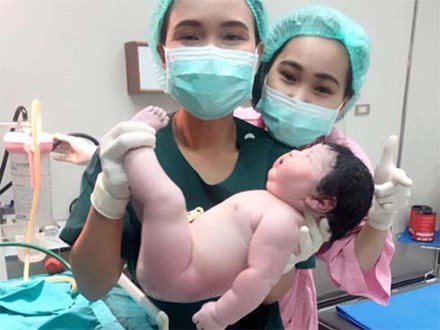 Truy lùng tung tích em bé sơ sinh đẻ thường nặng 5,2kg khiến dân mạng dậy sóng