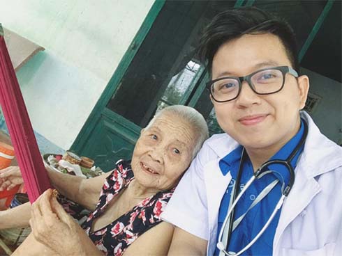 Bức ảnh con gái chụp mẹ là bác sĩ sản khoa bị ngất nằm truyền nước dưới đất sau ca mổ khiến dân mạng cay mắt-4