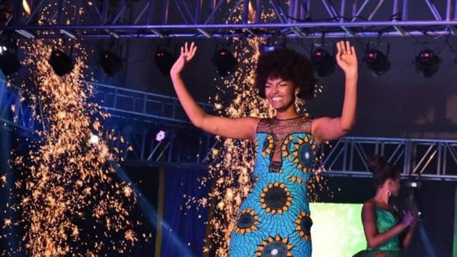 Nhọ như Hoa hậu châu Phi 2018: Chưa kịp ăn mừng đăng quang đã bị pháo bắn cháy cả bộ đầu tóc, hốt hoảng dập lửa ngay trên sân khấu-1