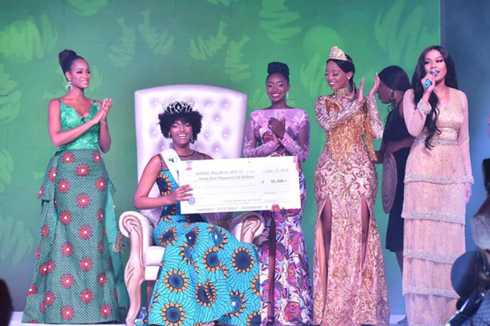 Nhọ như Hoa hậu châu Phi 2018: Chưa kịp ăn mừng đăng quang đã bị pháo bắn cháy cả bộ đầu tóc, hốt hoảng dập lửa ngay trên sân khấu-4