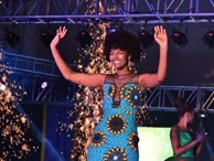 'Nhọ' như Hoa hậu châu Phi 2018: Chưa kịp ăn mừng đăng quang đã bị pháo bắn cháy cả bộ đầu tóc, hốt hoảng dập lửa ngay trên sân khấu