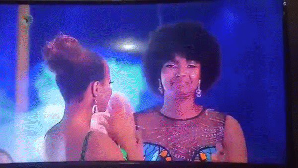 Nhọ như Hoa hậu châu Phi 2018: Chưa kịp ăn mừng đăng quang đã bị pháo bắn cháy cả bộ đầu tóc, hốt hoảng dập lửa ngay trên sân khấu-2