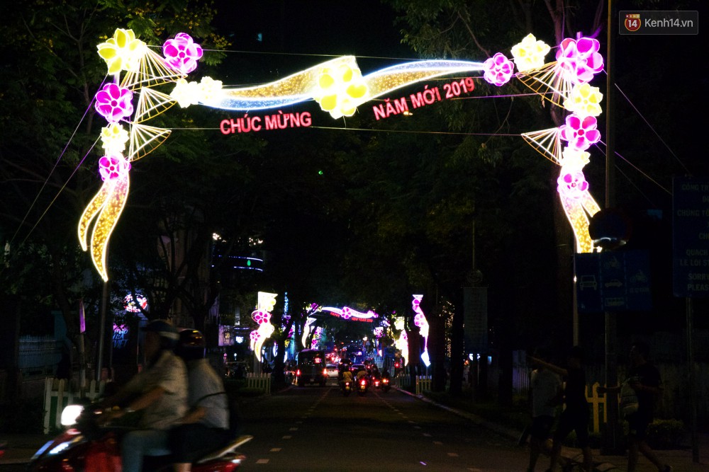 Chùm ảnh: Đường phố trung tâm Sài Gòn được trang trí ánh sáng lung linh để chào đón năm mới 2019-1